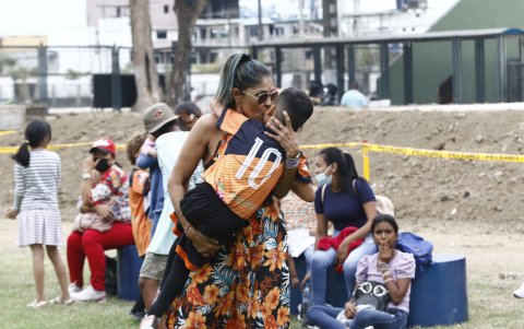 Para los chicos no hay nada mejor que el beso de sus madres.