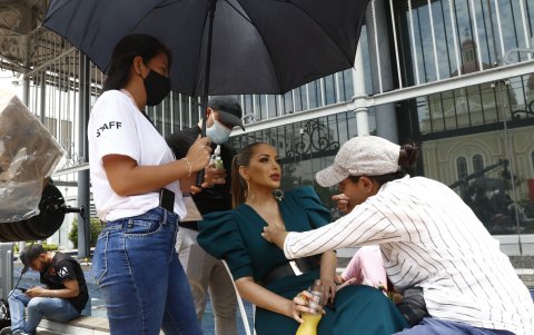 Resguardada por un parasol, la Érika Vélez era maquillada para las grabaciones.