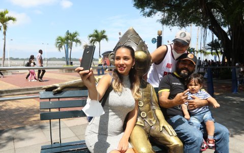 Una familia guayaquileña recorre, ahora con más seguridad, los espacios turísticos del Puerto Principal.