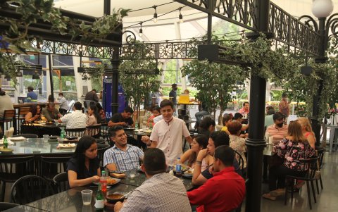 Panorama. Grupos de amigos y familias devolvieron la vida al Mercado del Río.