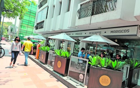 Urdesa. Diferentes locales gastronómicos pululan en la arteria principal, la Víctor Emilio.