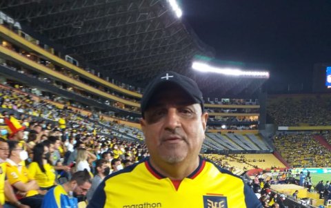 Jesús Hincapié llegó al estadio Monumental para respaldar a su hijo, Piero.