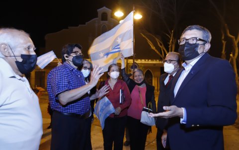 Vecinos. Un grupo de moradores de la ciudadela 9 de Octubre afinan el programa de la Aurora Gloriosa que se llevará a cabo en su sector hoy sábado.