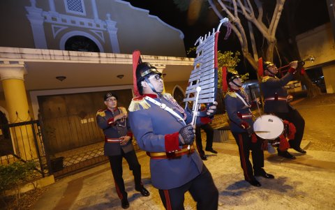 Banda.- Boris Mateo es parte de la banda de guerra de exalumnos del colegio Eloy Alfaro, él toca la lira.