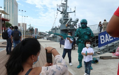Los niños fueron los que más disfrutaron del paseo por los malecones de la ciudad.