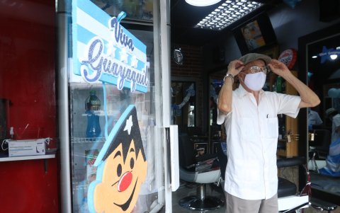 La mayoría de negocios de la ciudad, colocaron en sus negocios detalles alusivos a las fiestas.