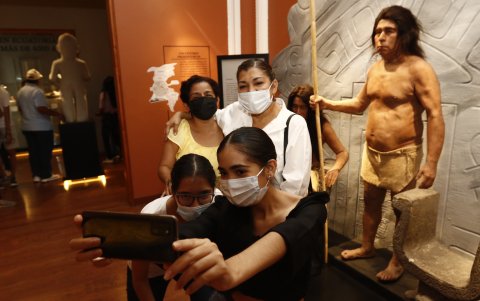 La exhibición de cuerpos en el Palacio de Cristal, utiliza la técnica más moderna para preservar cuerpos, esta se llama plastinación y permite que los cuerpos duren más de 100 años.