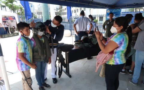 Los niños aprovecharon para probarse la vestimenta de algunos de los repartos de la FAE que son exhibidos.