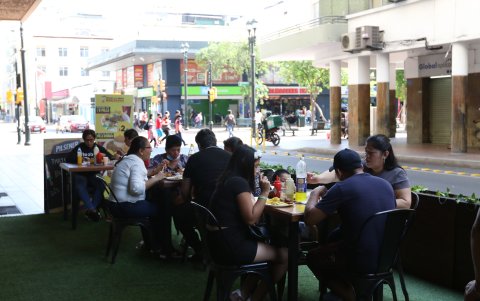 Los negocios gastronómicos de la 9 de Octubre colocaron sillas y mesas en los exteriores de los locales para captar visitantes como parte de la reactivación.