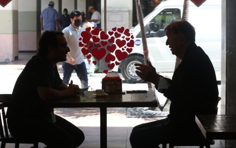 Tiene 84 años y aún es entrenador de fútbol en la selección de la Universidad Católica.