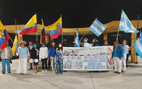 Bellavista. Vecinos de barrios aledaños a este lugar, se reunieron en el mirador antes de las 05:00.