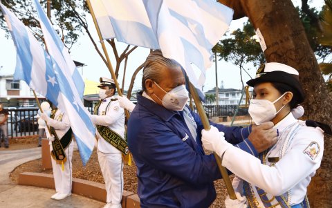 Durante el acto, en la ciudadela 9 de Octubre se entregaron todo tipo de recuerdos alusivos a la fecha.