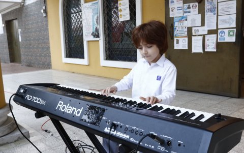 Gabriel Pérez Solano de la Sala, de 8 años de edad, interpretó canciones alusivas a la fecha para los presentes en el acto de la ciudadela 9 de Octubre.