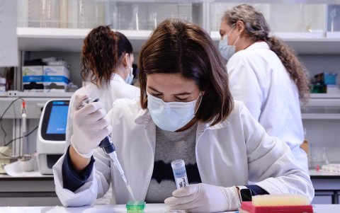 Fotografía de archivo que muestra a científicas que presentan los avances iniciales de seis proyectos sobre la COVID-19.