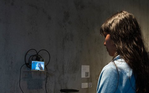 Video-instalación ‘For the time being’ reflexional sobre la autorepresentación.