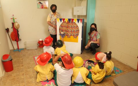 Actividades. La propietaria de Burbujitas junto a su hija en una de las actividades del jardín.