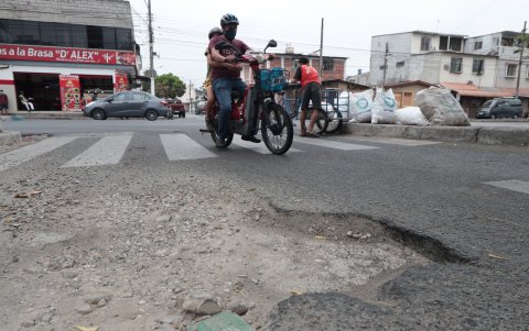 Las calles presentan grandes baches y se han convertido en un peligro para peatones y conductores.