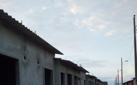 La realidad. Del total de viviendas terminadas, solo 100 han sido ocupadas. Hay una serie de quejas en torno a ellas. Que están en malas condiciones, se aduce.