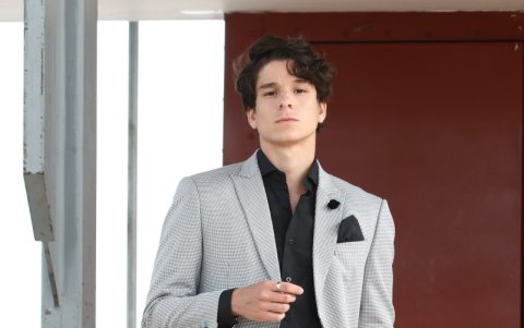 Diego se dio a conocer como actor de teatro, principalmente en musicales.