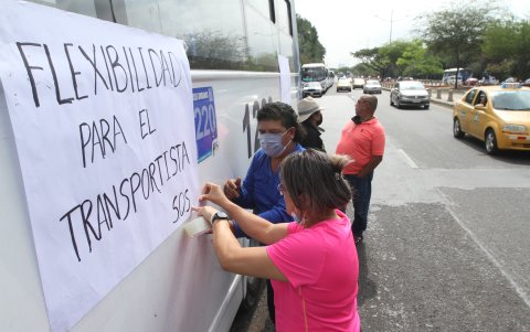 Situación. Letreros con leyendas alusivas a sus pedidos fueron estampados en los buses.