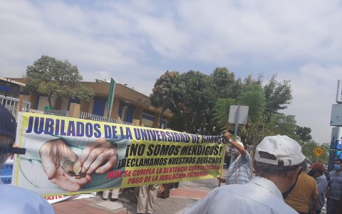 Los manifestantes llevaron pancartas con leyendas donde se pude leer sus exigencias.