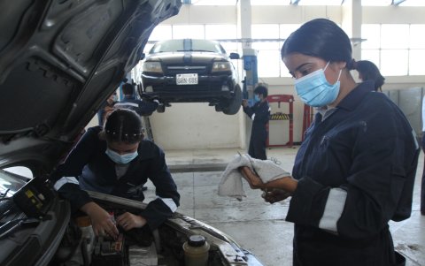 Rosa Ordóñez y Andrea Jiménez reparan carros reparan carros en el taller de  electromecánica automotriz. Son las únicas mujeres en esa especialización.