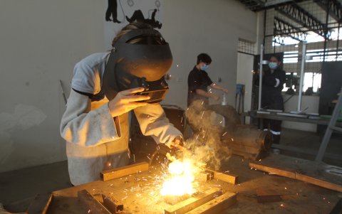 Brigitte Tubay maneja a la perfección la soldadora,, en el taller de la especialidad mecanizado y construcciones metálicas..