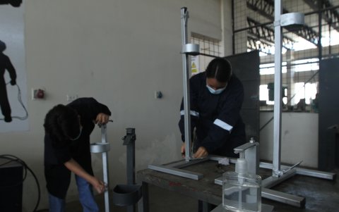 Haciendo uso del metal, la estudiante Mirian Montano, junto a otros compañeros, ha elaborado escaleras y dispensadores.