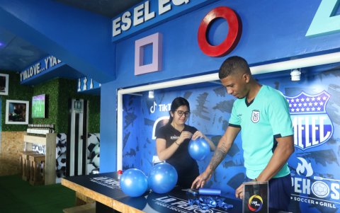 Leonel Reasco (d) es propietario de La Pekosa y prepara un gran ambiente para mañana.