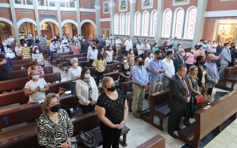 La iglesia San Josemaría se llenó de feligreses para honrar a la Virgen del Pilar.