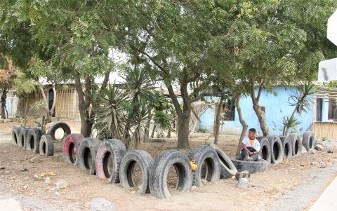 San Raymundo. Estas son las únicas áreas verdes del vecindarios. Las familias improvisan sitios de descanso, que le den algo de armonía y color a la zona.