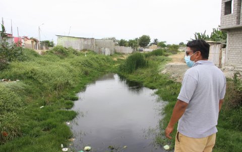 El agua estancada es otro de los conflictos de estos barrios. A los residentes les preocupa la llegada del invierno. Allí, las aguas se desbordan.