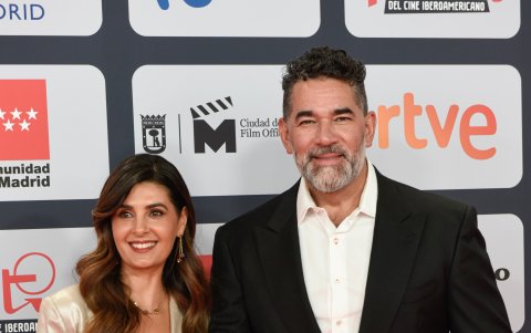 El actor con su esposa Mayrín Villanueva.