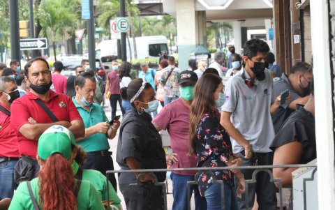 Este es el escenario diario en las entidades bancarias, al menos hasta cerca de las 14:00.