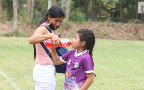 Yamileth Troya es hidratada por su madre, Gina Mendoza, quien la acompaña a todos sus compromisos.