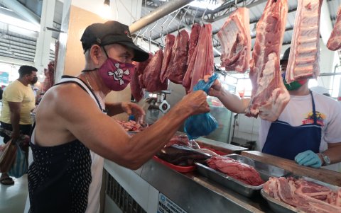 Comercio.- Un cliente compra carne de res en el mercado de Sauces 9.