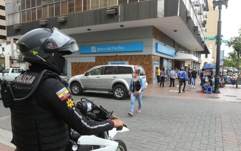 Avenida 9 de Octubre. Agentes de la Policía dieron rondas cerca de la zona donde se encuentran las agencias bancarias. En los centros comerciales, la acción fue la misma. Usuarios solicitan que la medida sea permanente.