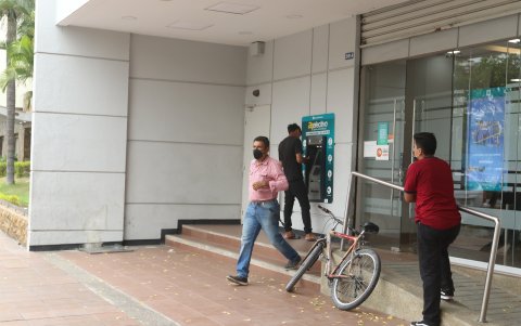 En algunos bancos hubo filas, pero con poquísima gente afuera.