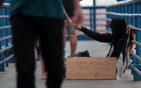 Lo que antes no se veía en el paso peatonal de la avenida Narcisa de Jesús, cerca de Mucho Lote 2, ahora es parte del día a día. En la estructura viven hoy ciudadanos en situación de calle. Colchonetas y sábanas que son colgadas incluso en las barandas de la estructura, los acompañan.