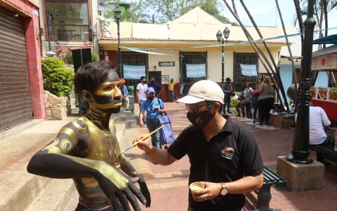 Actividad. A lo largo del sector turístico se ubicaron los artistas con sus modelos.