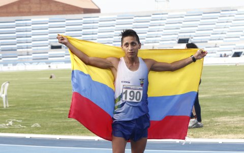 El ecuatoriano Gonzalo Buestán muestra la bandera tricolor tras lograr bronce en marcha.