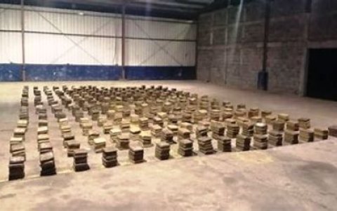 En otra operación también se decomisó un contenedor cargado de cajas de banano con 490 paquetes de cocaína, que tenía como destino Grecia.