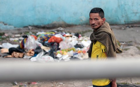 Esta imagen es parte de la realidad de Guayaquil. La basura y los espacios insalubres se han convertido en el refugio y hogar de decenas de personas.
