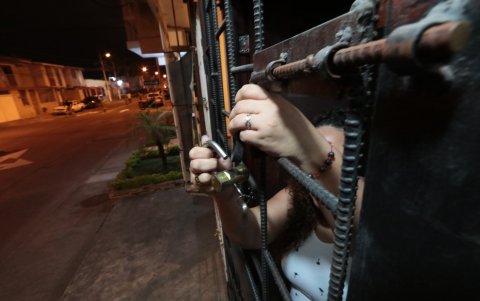 El retrato de una habitante guayaquileña asegurando hasta sus ventanas para evitar ser víctimas del hampa.