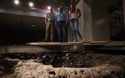 Un grupo de expertos realiza un recorrido sobre la plataforma del Gran Tzompantli para hallar respuestas.