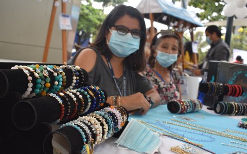 Bisuterías elaboradas por los estudiantes fueron expuestas en una feria.