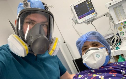 El doctor Juan Sebastián Sánchez en el quirófano con una de sus pacientes