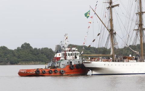 Soporte. Momento en el que la embarcación fue remolcada por segunda vez. En la primera el remolque se viró y el velero se fue contra el puente peatonal a Santay.
