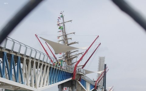 Incidente. A través de videos que se viralizaron se vio el impacto de la nave con la obra. A diferencia de otras veces, esta no se rompió.