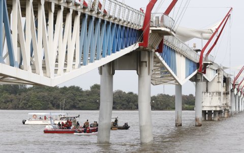 Acción.- El momento en que se buscaba el remolque que se viró.